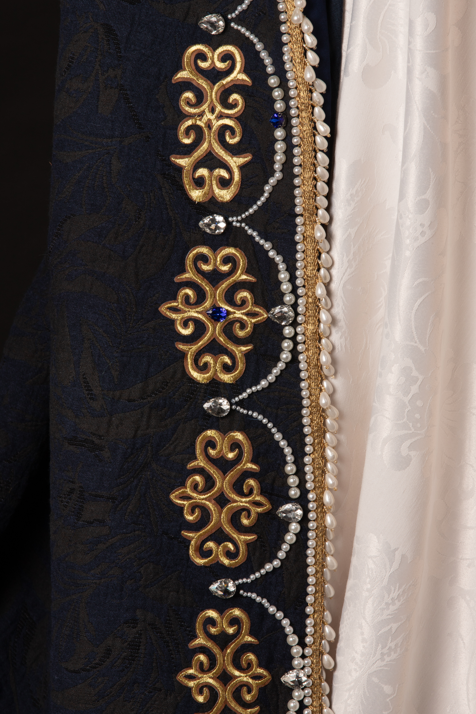 queen guinevere's cape details