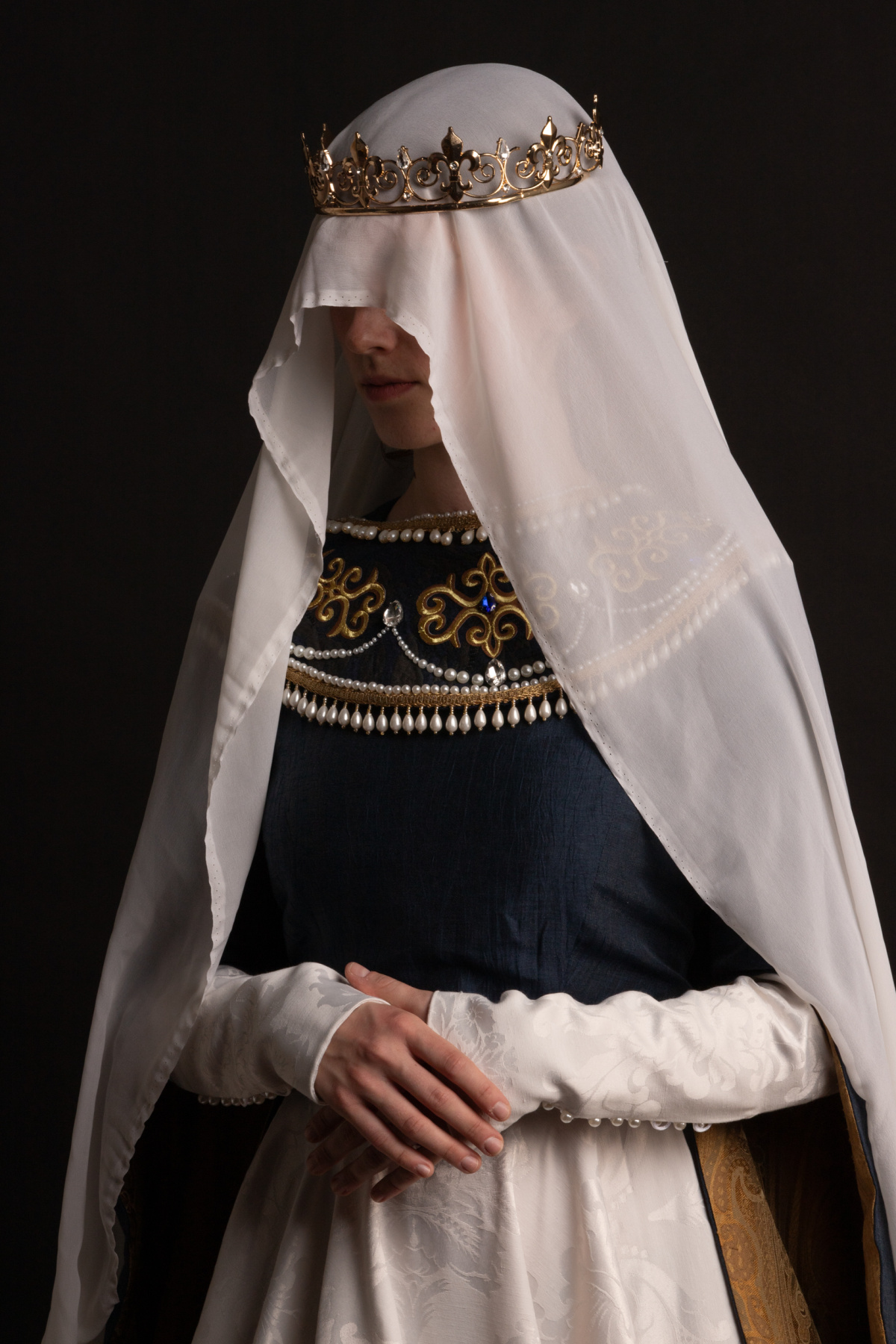 MEDIEVAL QUEEN WITH VEIL COVERING HER FACE