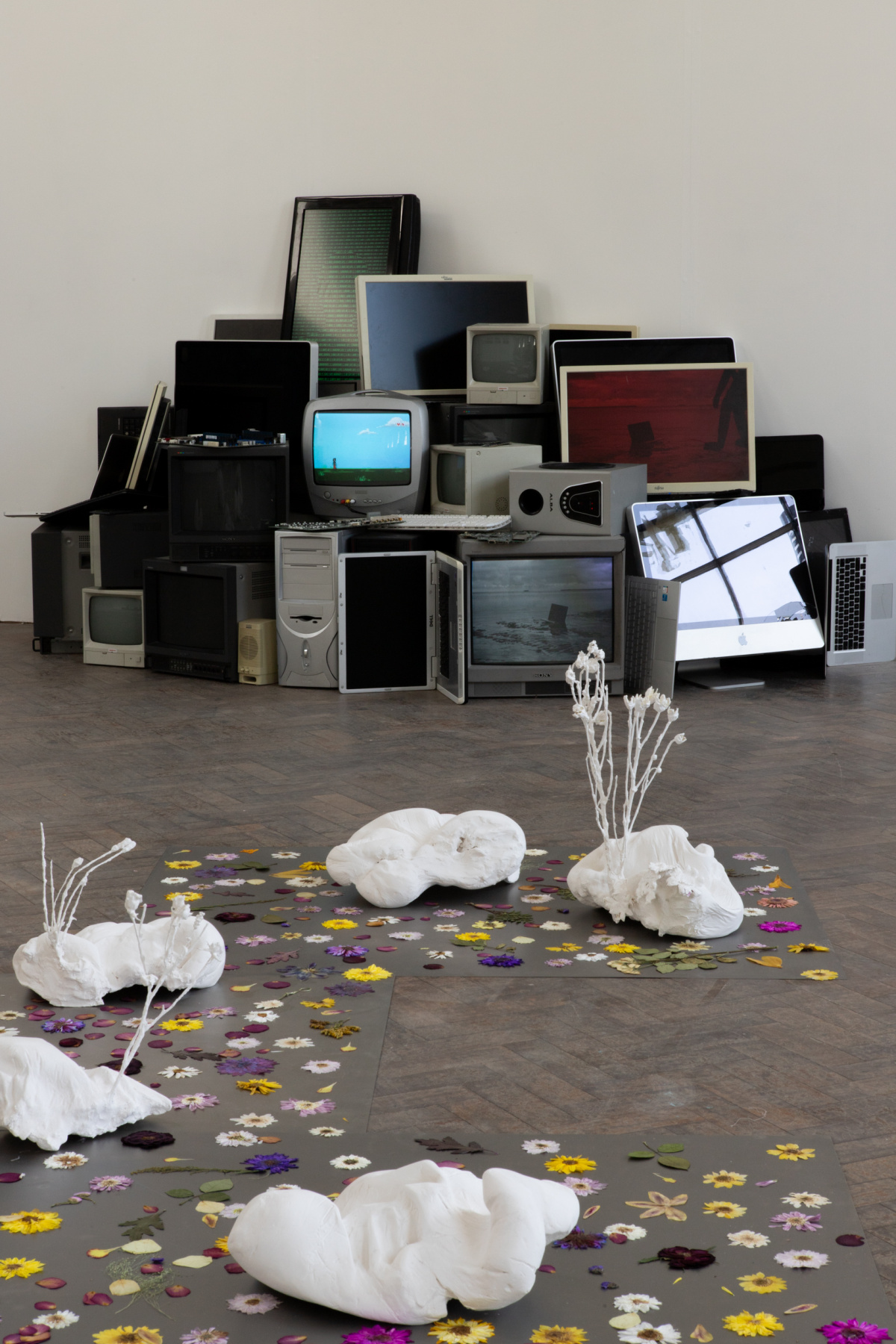 Deva Cervera, Bodies in suspension, plaster, mild steal, flowers