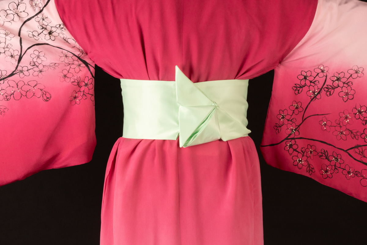 details - sleeve and obi