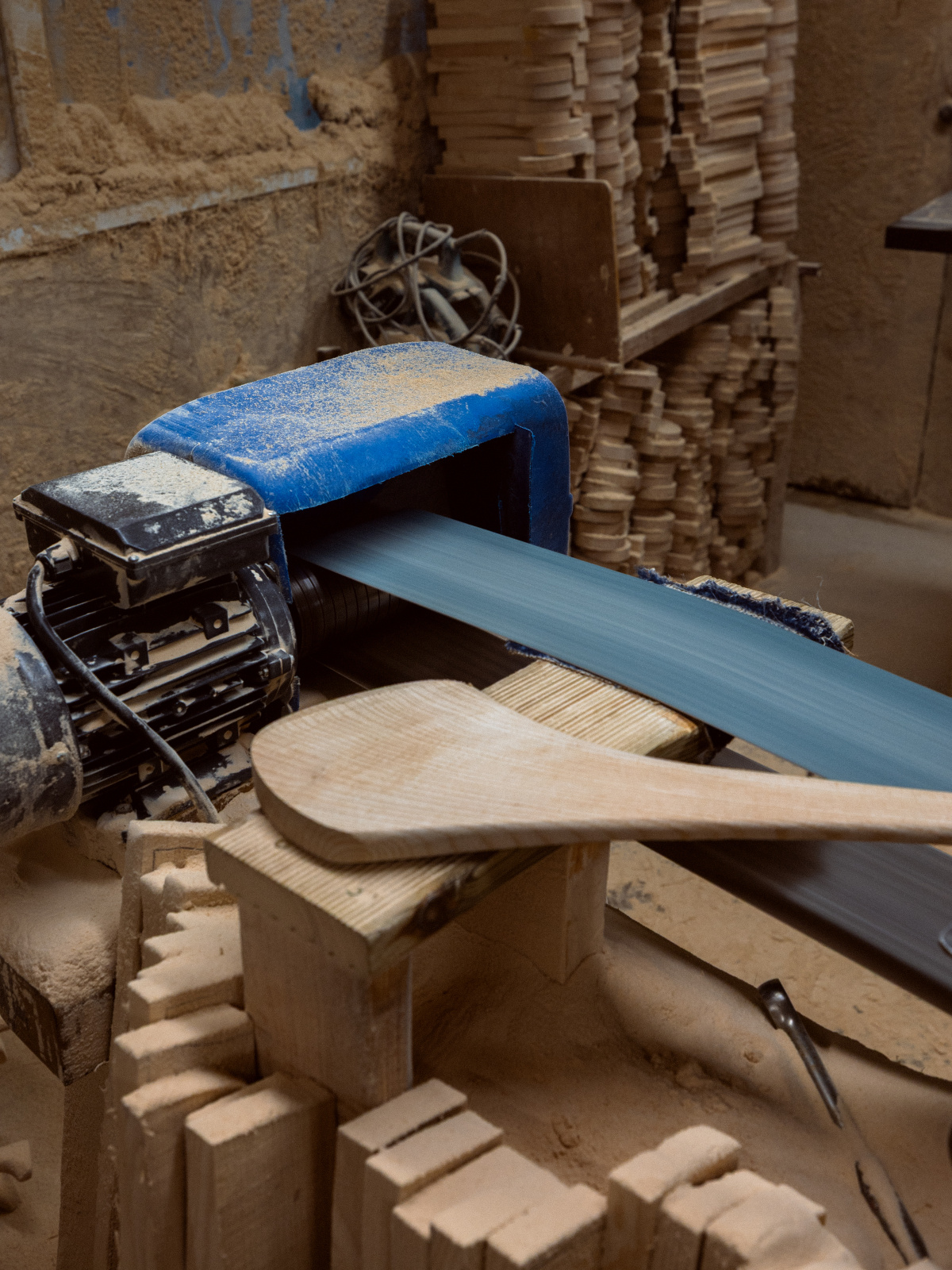 A hurl in front of a blue belt sander