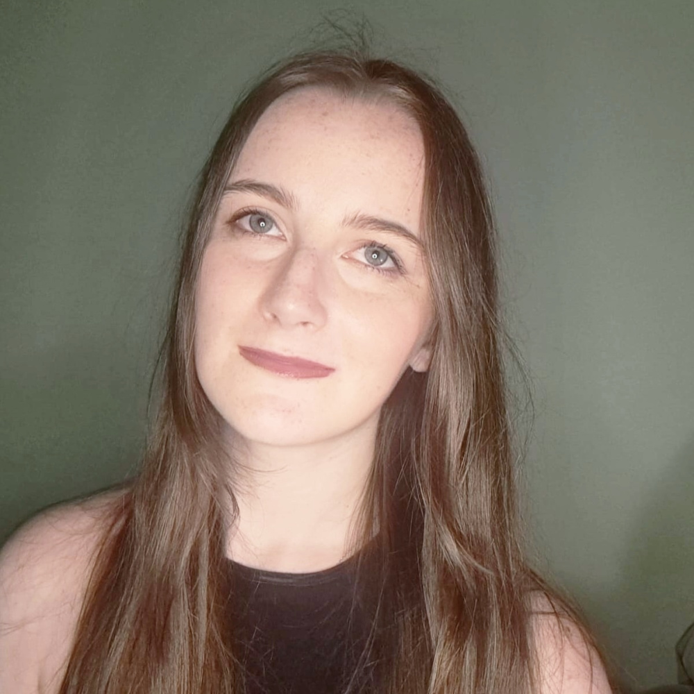 A headshot of Jessica smiling at the camera