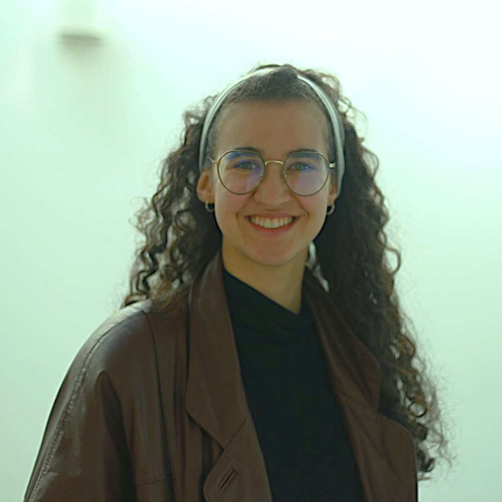 A profile picture of Bianca Barreto Bezerra with a brown jacket